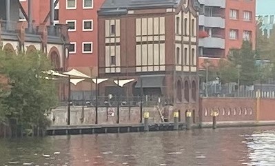 Eine starke Detailvergrößerung des gleichen Bildes, aufgenommen mit dem iPhone 11 Pro Max (Bild: Tobias Költzsch/Golem.de)